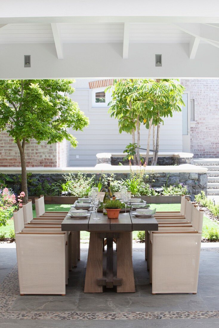 Gedeckter Tisch auf überdachter Terrasse