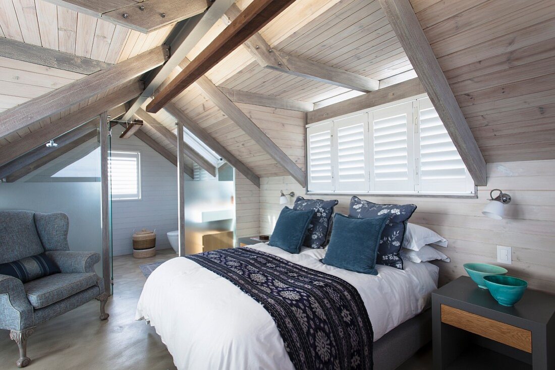 Modern attic conversion in wood with bedroom and ensuite bathroom