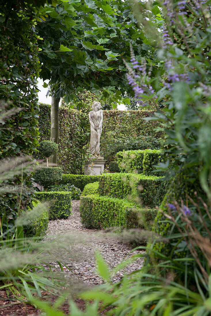 Skulptur in einem Garten mit Formschnitt