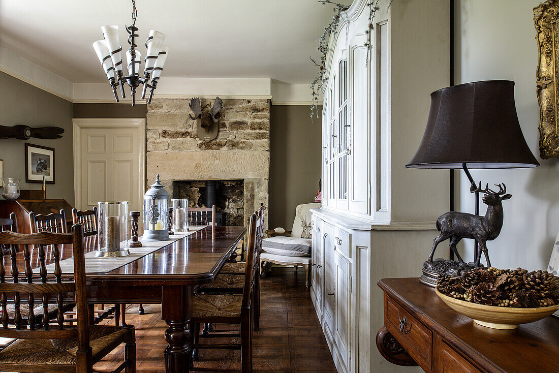 Dining room in English country-house style