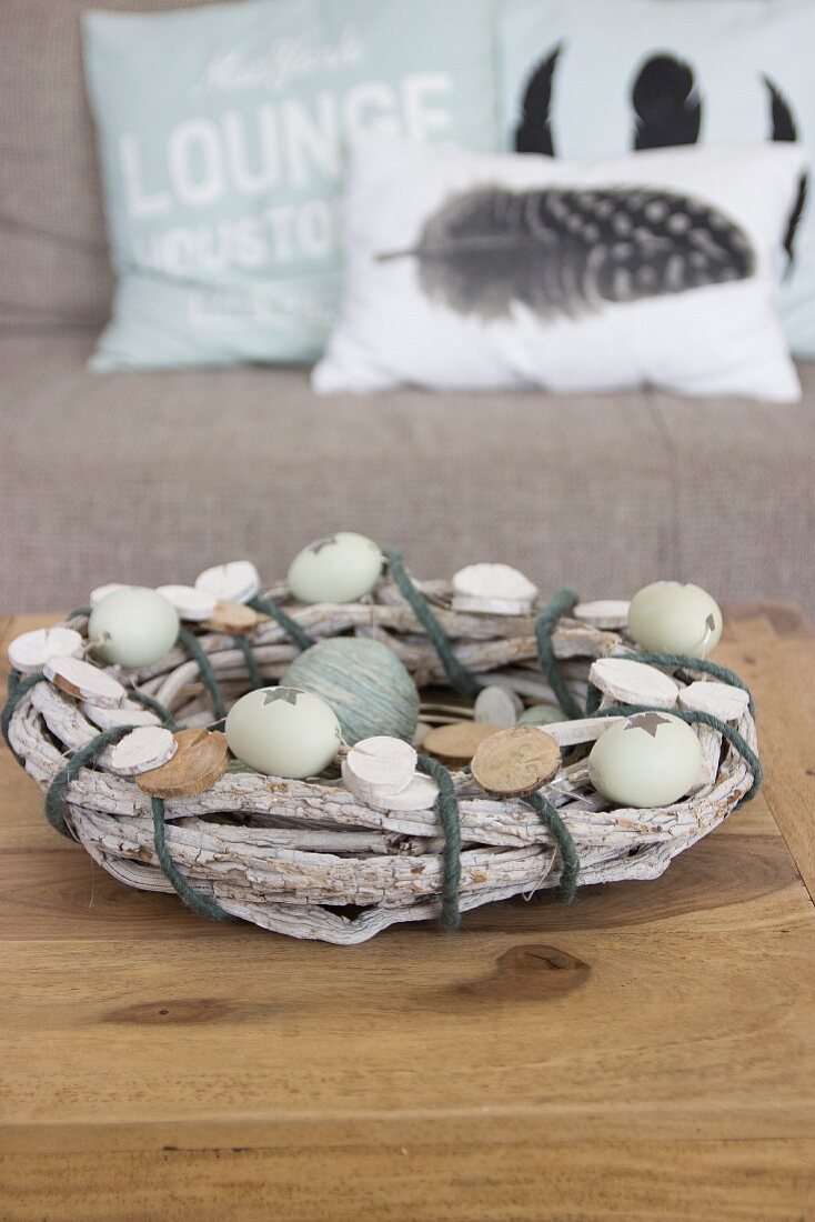 Gebundener Osterkranz mit rustikalen Ästen und ausgeblasenen Eiern dekoriert