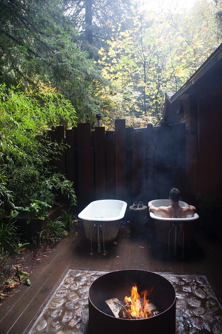 Feuerstelle und Badewannen im Freien, Kalifornien