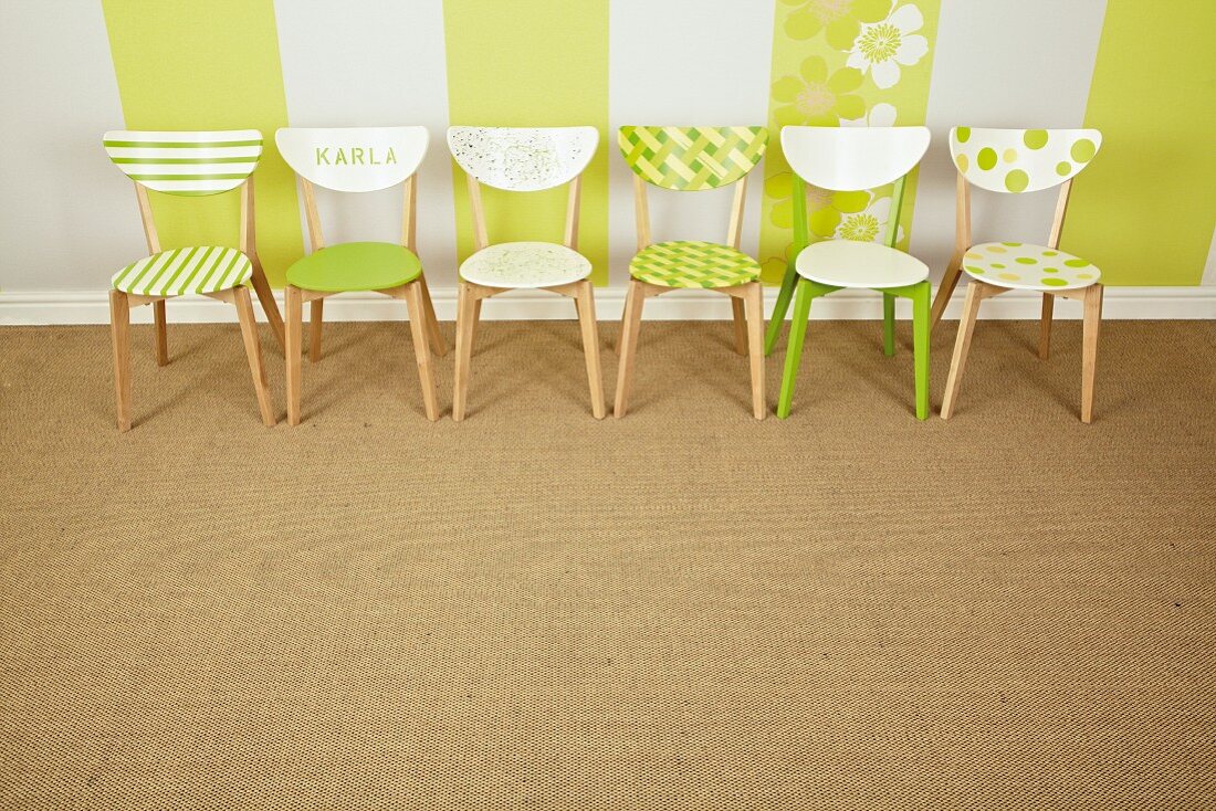 Schlichte Holzstühle frühlingshaft aufgepeppt mit Farbe und Mustern