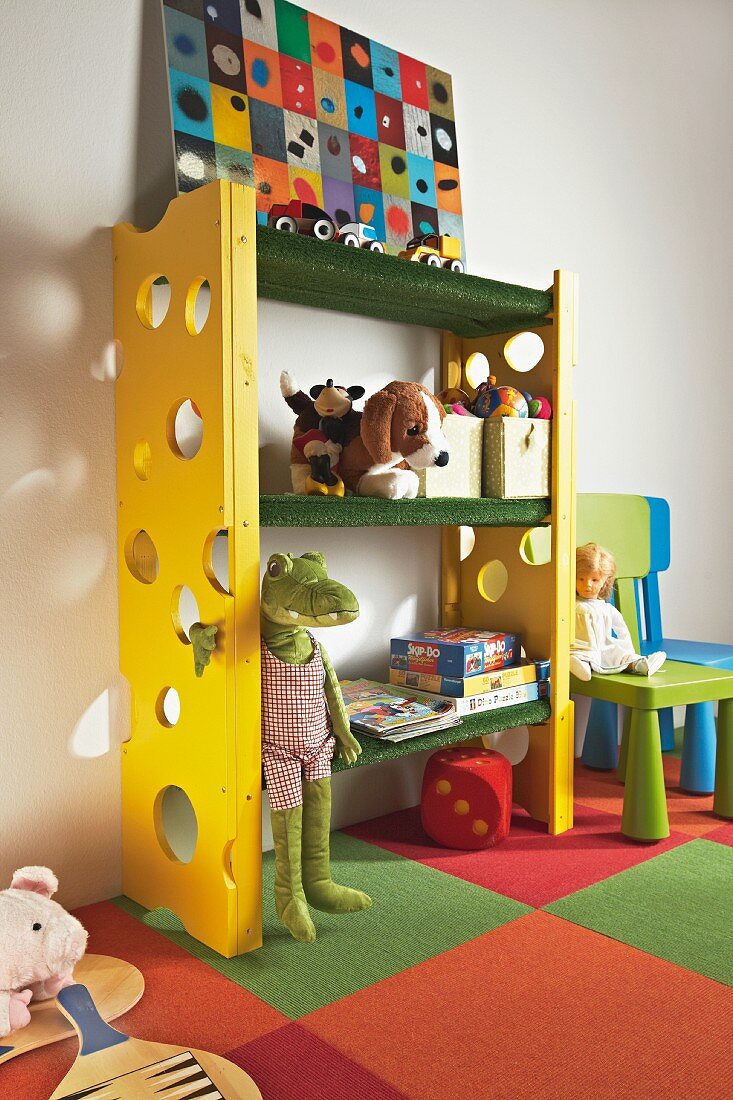DIY-Regal - Regalböden mit Kunstrasen bezogen und Seitenwand als Kletterwand, im Kinderzimmer