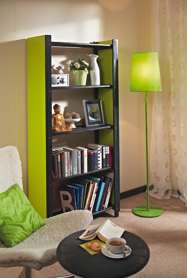 DIY-Regal aus Holzlatten und MDF-Platten in Schwarz und Grün, im Wohnzimmer