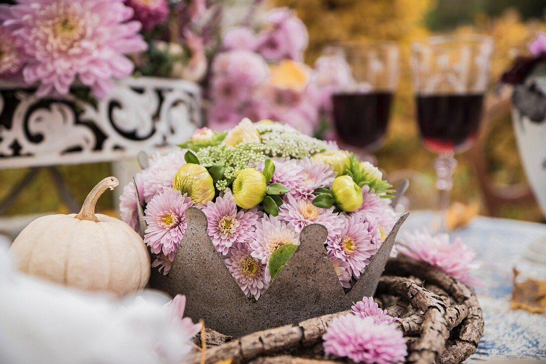 Herbstlich gedeckter Tisch mit Chrysanthemenblüten