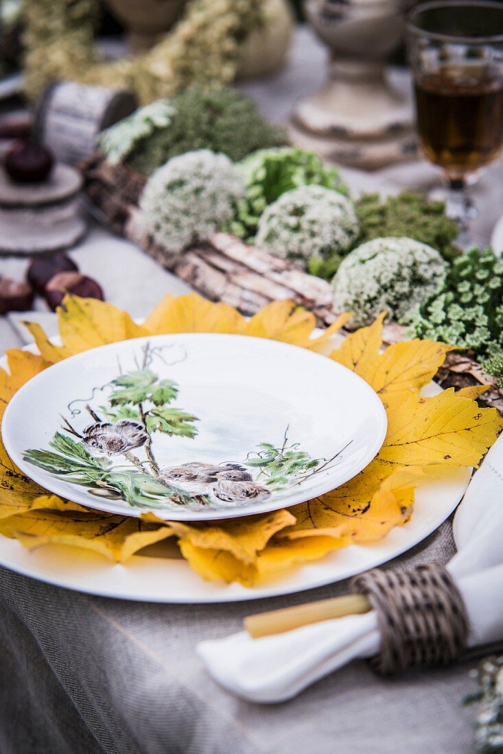 Herbstlich gedeckter Tisch mit Deko aus der Natur