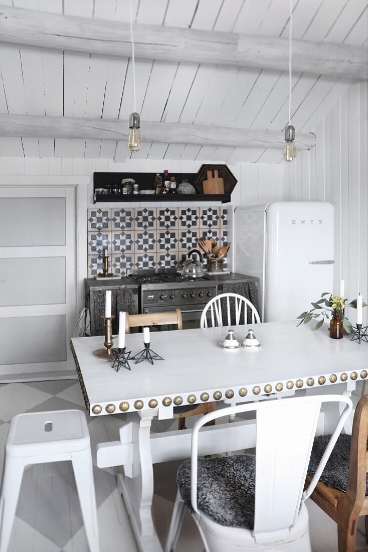 Vintage-Küche mit Essplatz in einer skandinavischen Blockhütte