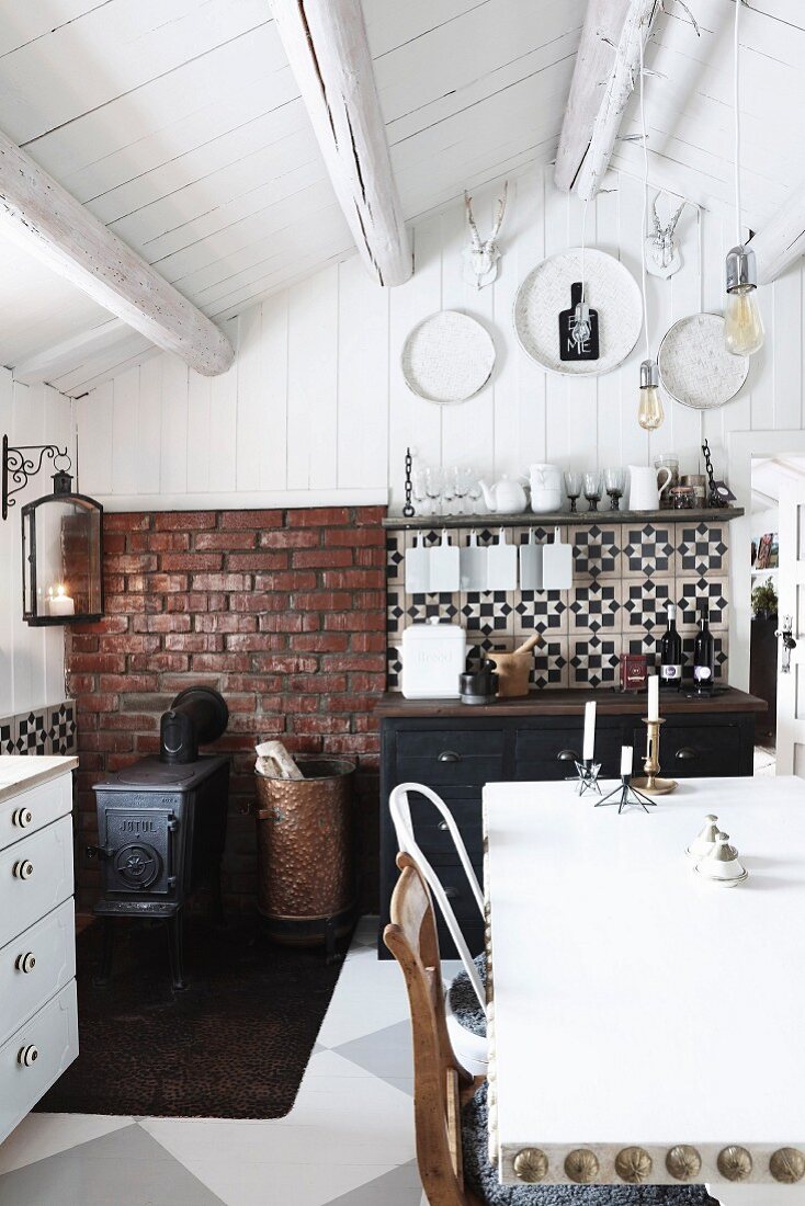 Vintage-Küche mit Essplatz in einer skandinavischen Blockhütte