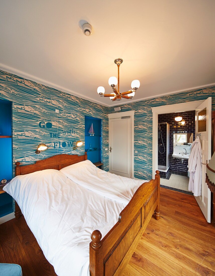 Doppelbett mit Holzrahmen und Schnitzereien im Schlafzimmer mit tapezierten Wänden