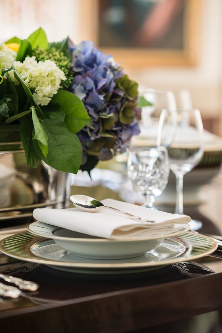 Elegant gedeckter Tisch mit Hortensien für ein festliches Abendessen