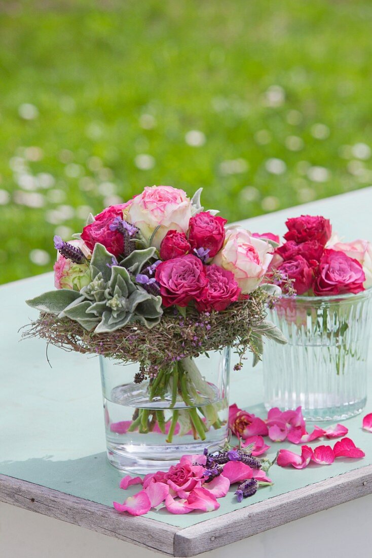 Biedermeier Sträusschen aus Rosen, Schopflanvendel, Wollziest und Thymiankränzchen