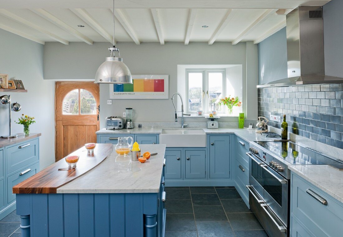 Landhausküche mit hellblauen Fronten, Mittelblock mit Arbeitsplatte aus Marmor und Walnussholz