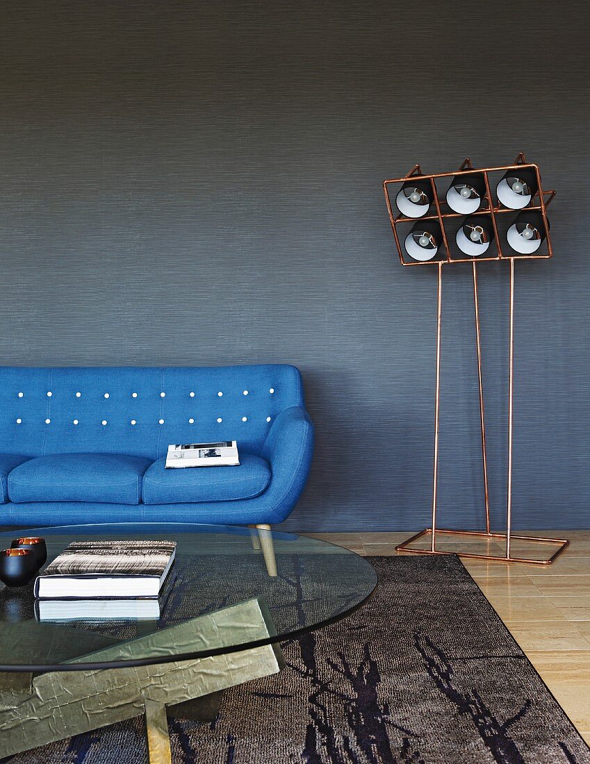 Modernes Wohnzimmer in Blautönen mit Designermöbeln