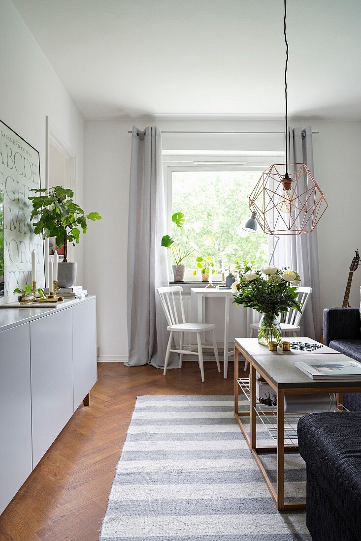 Modernes Wohnzimmer im skandinavischen Stil