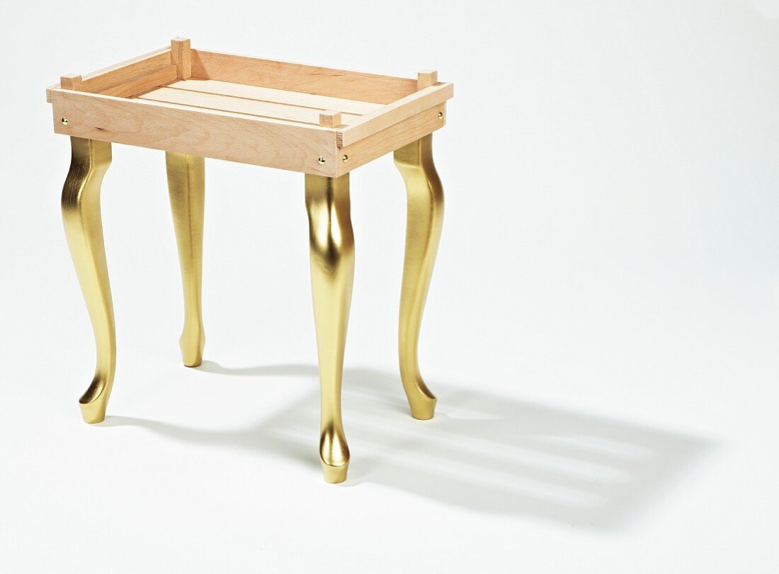 DIY-Tabletttisch aus Holzleisten und mit goldenen Beinen