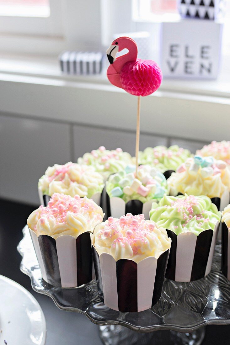 Cupcakes in schwarz-weißen Förmchen mit einem Flamingo