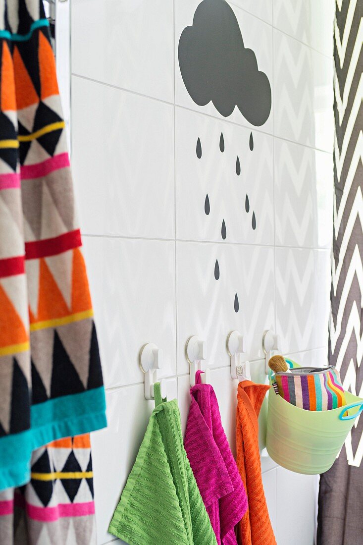 Grafische Muster und bunte Farben im Badezimmer