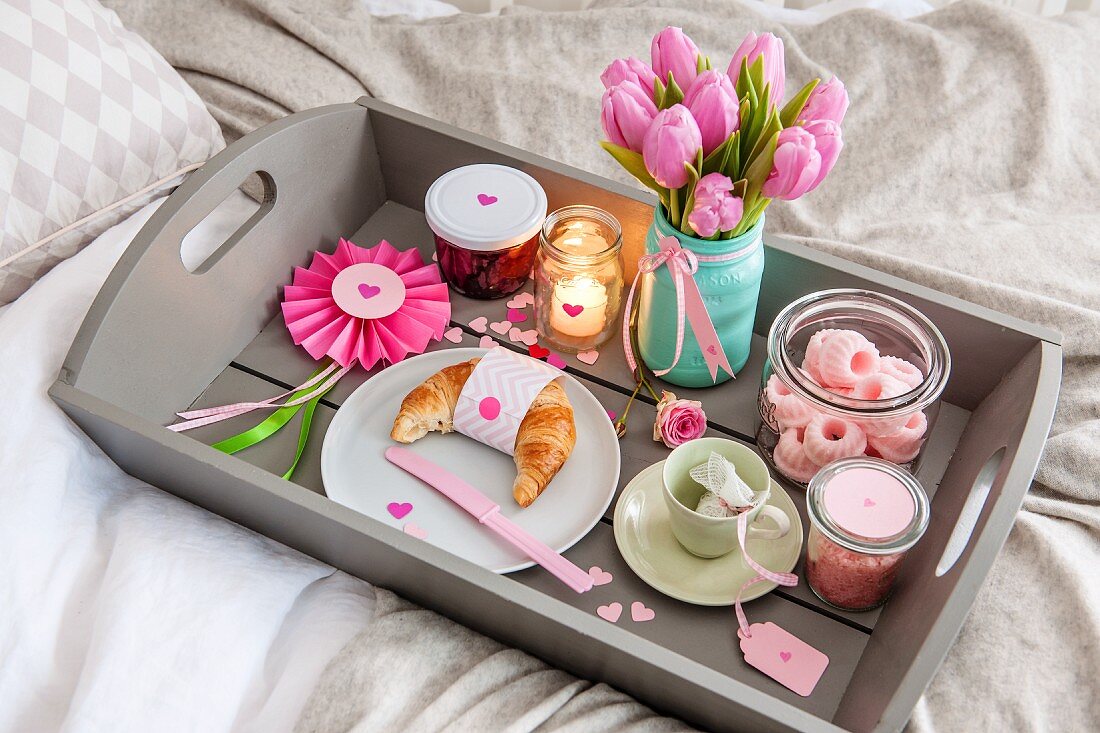 Romantisch dekoriertes Frühstückstablett mit Geschenken