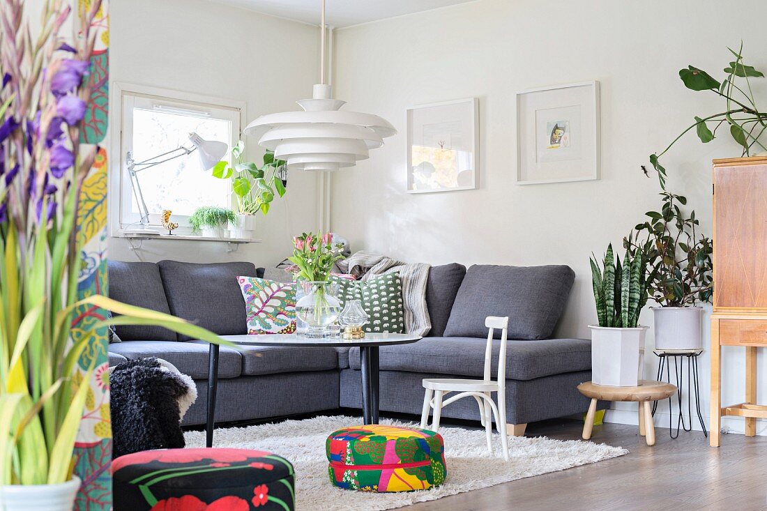 Colourful accessories in Scandinavian-style living room