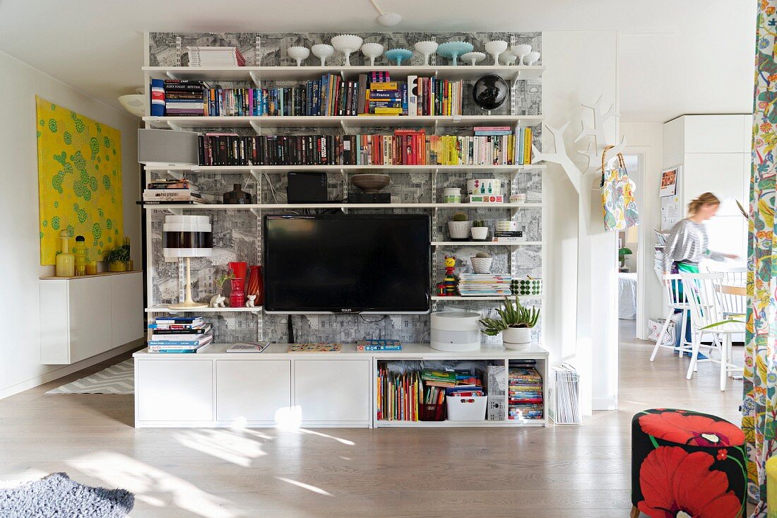 Wohnzimmer im skandinavischen Stil mit bunten Accessoires