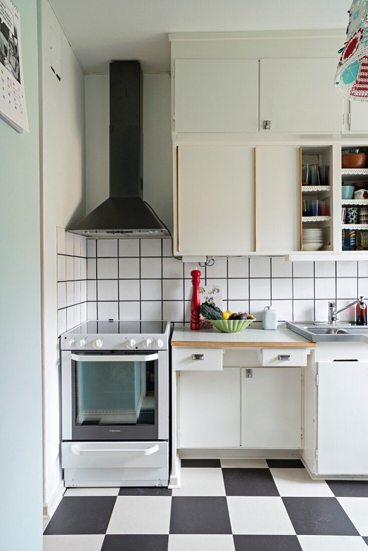 50s-style kitchen with chequered floor