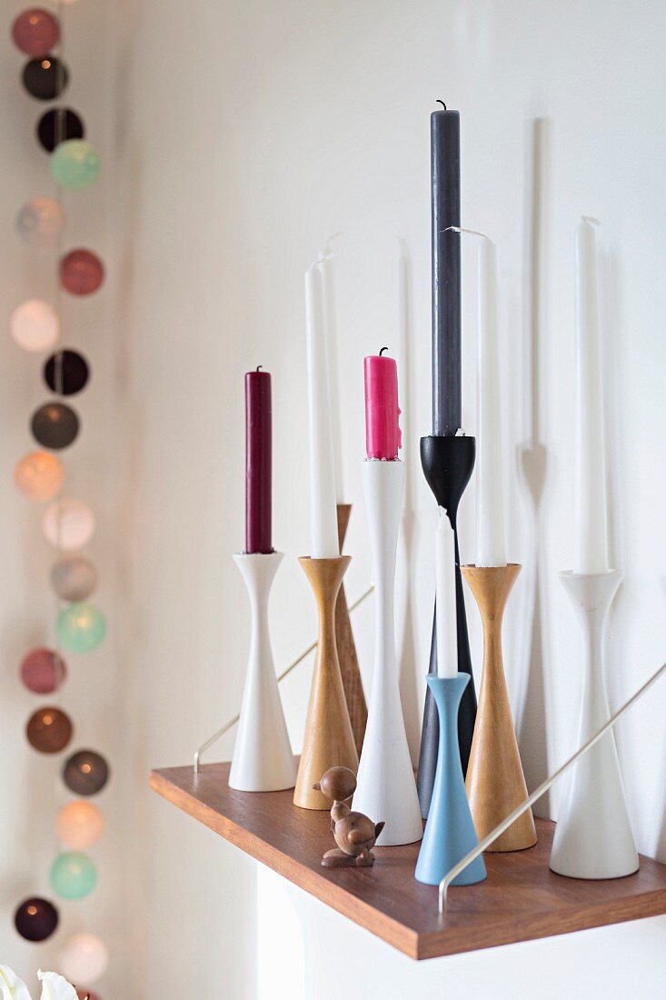 Skandinavische Kerzenhalter mit verschiedenen Kerzen