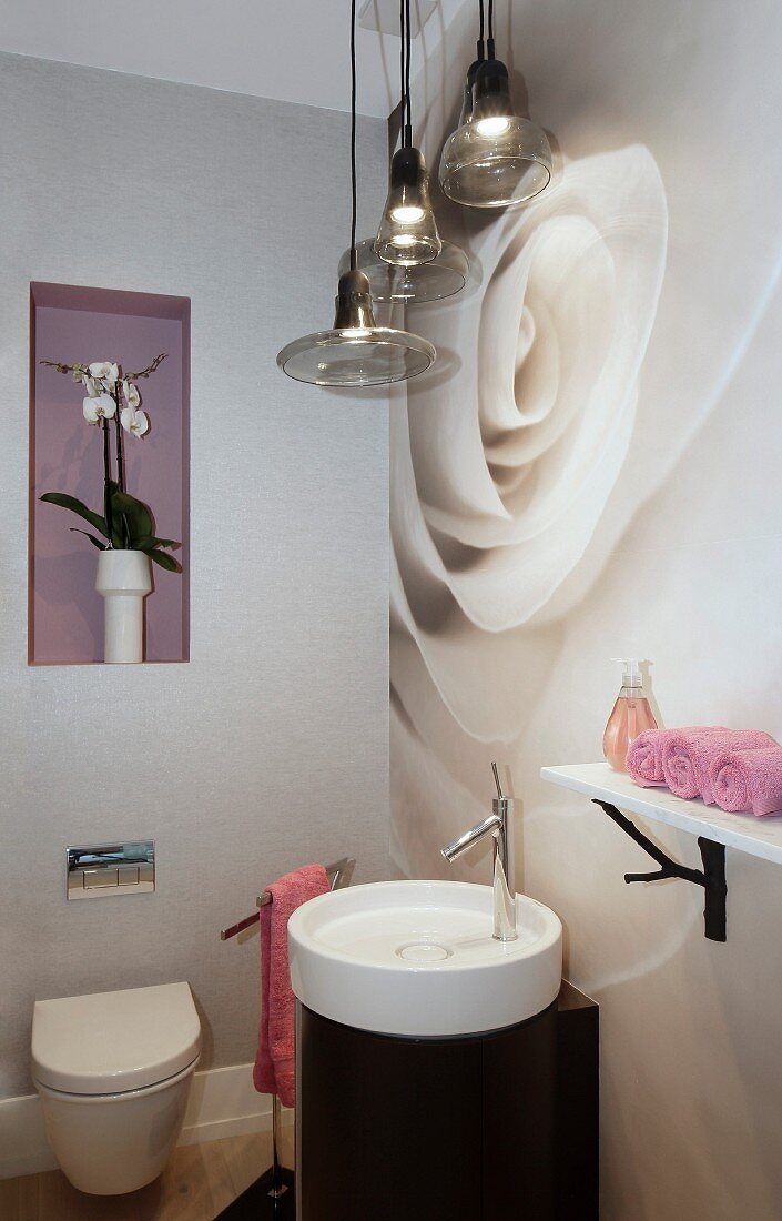 Damentoilette - Runder Waschbecken vor Wand mit weißer überdimensionaler Rosentapete