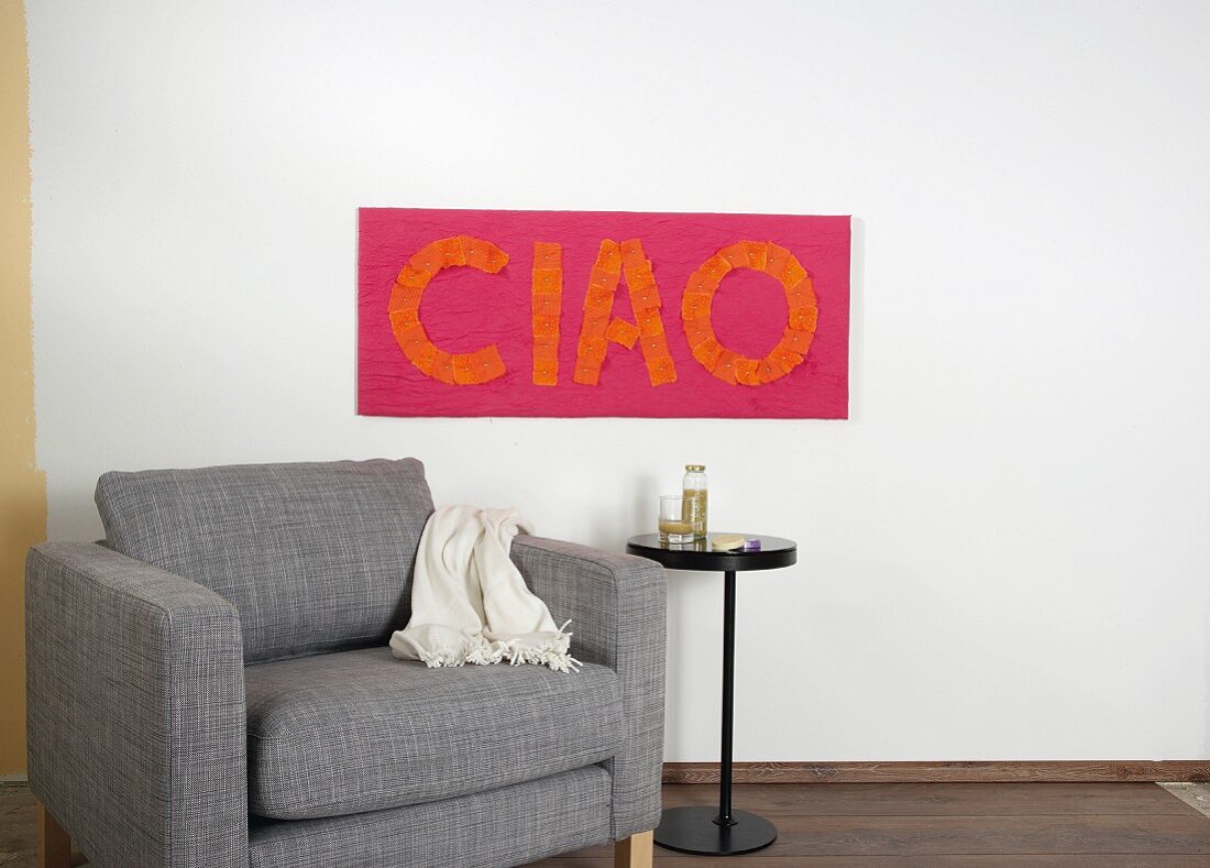 DIY-Stoffbild mit Botschaft 'Ciao' an der Wand