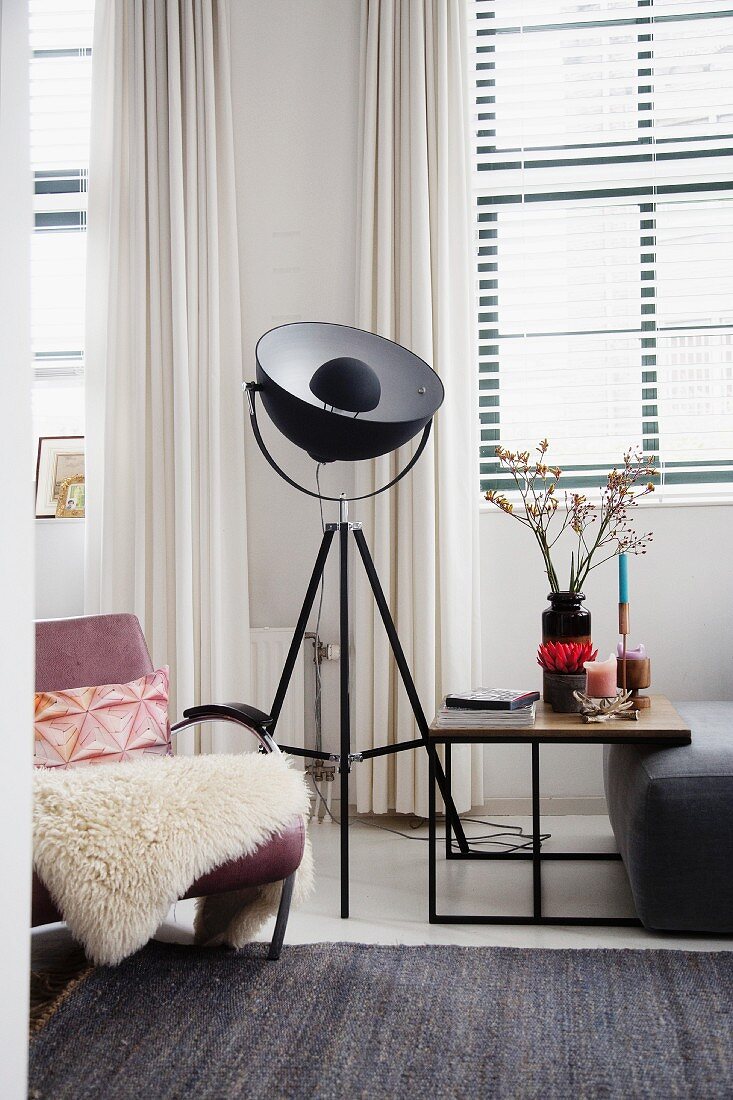 Studiolampe im Wohnzimmer neben Sessel und Beistelltisch