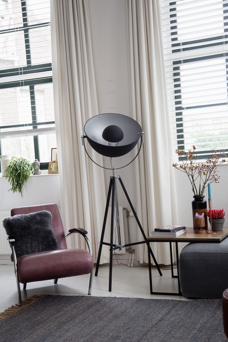 Studiolampe im Wohnzimmer neben Sessel und Beistelltisch