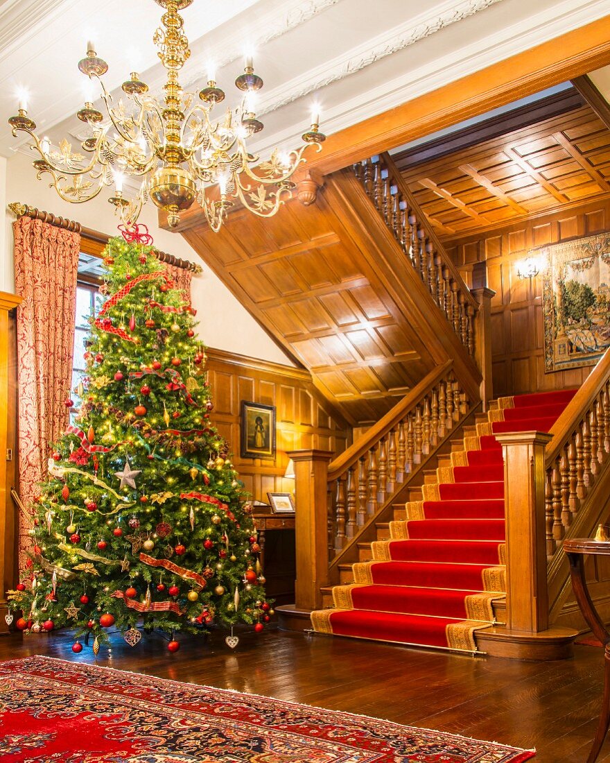 Opulenter Weihnachtsbaum in herrschaftlichem Saal