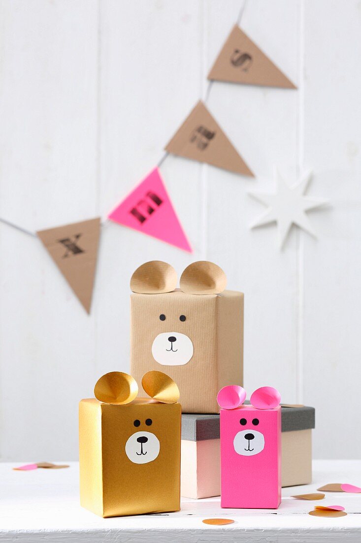 Verschiedene Geschenkschachteln mit Bärenmotiven zu Weihnachten