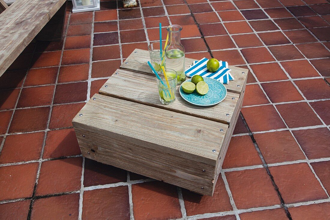 Shabby chic: DIY wooden table on terrace