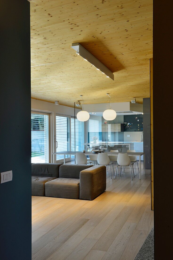 Minimalistischer Designer-Wohnbereich mit Loungesofa und Blick auf Essbereich
