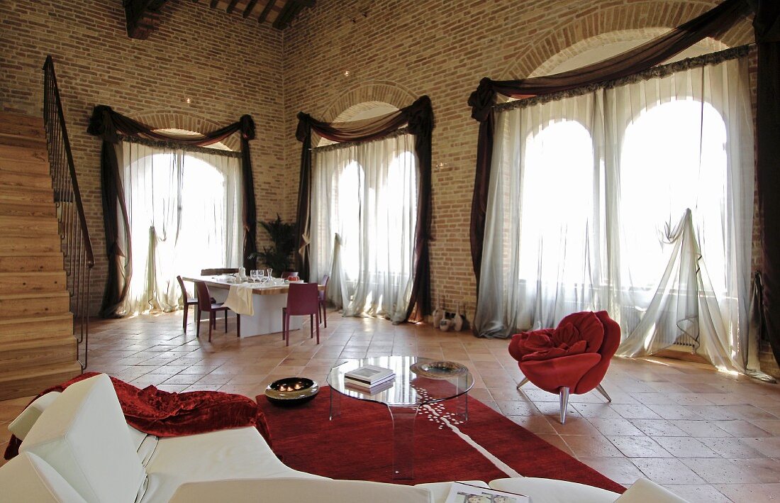 Living-dining room with arched windows in palazzo