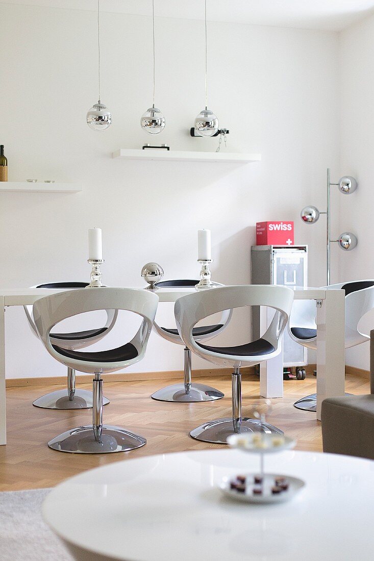 Modernes weißes Esszimmer mit Hochglanz Schalenstühlen