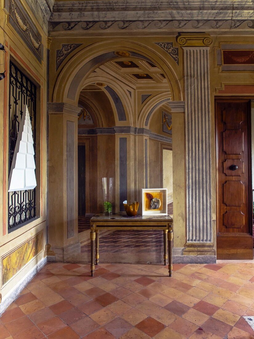 Foyer in einem Palazzo mit einem Fresco Trompe L' oeil und Terrakottafußboden