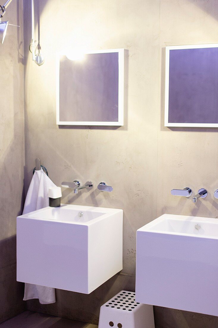 Designerbad mit würfelförmigen Waschbecken