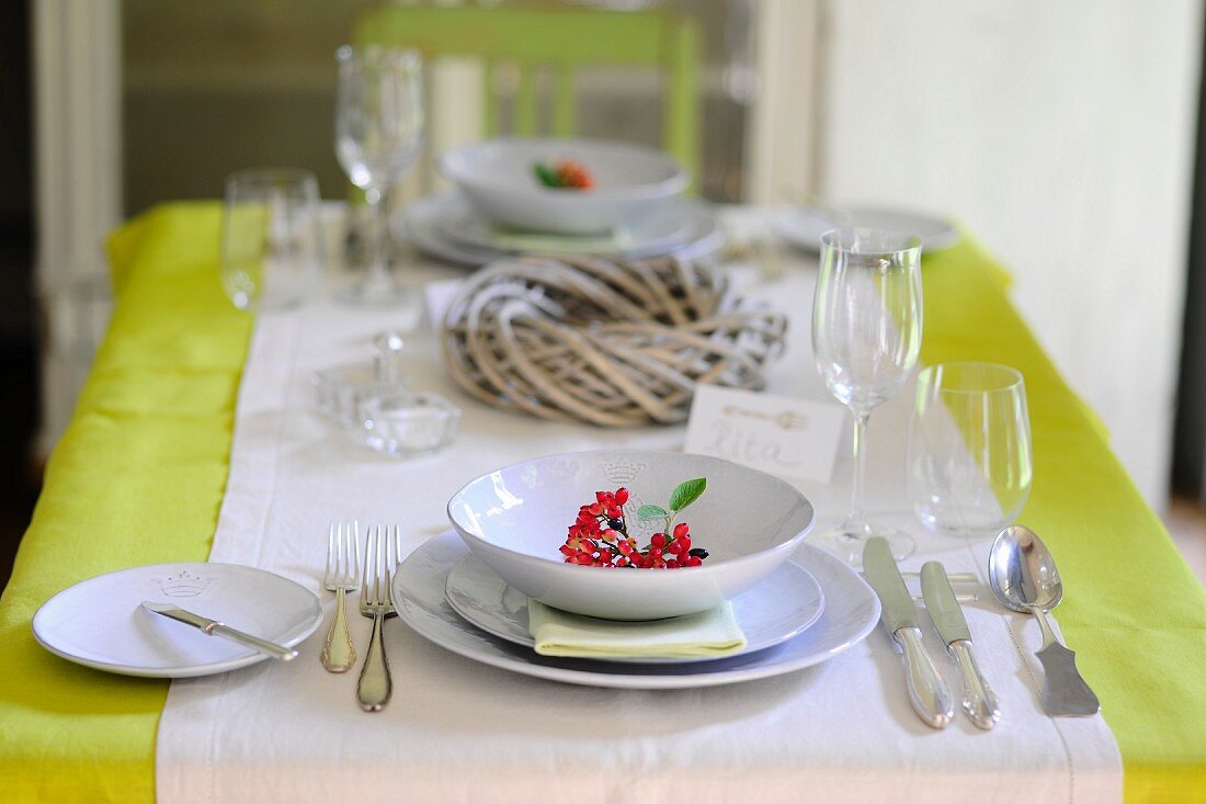 Table set for two with wreath in centre