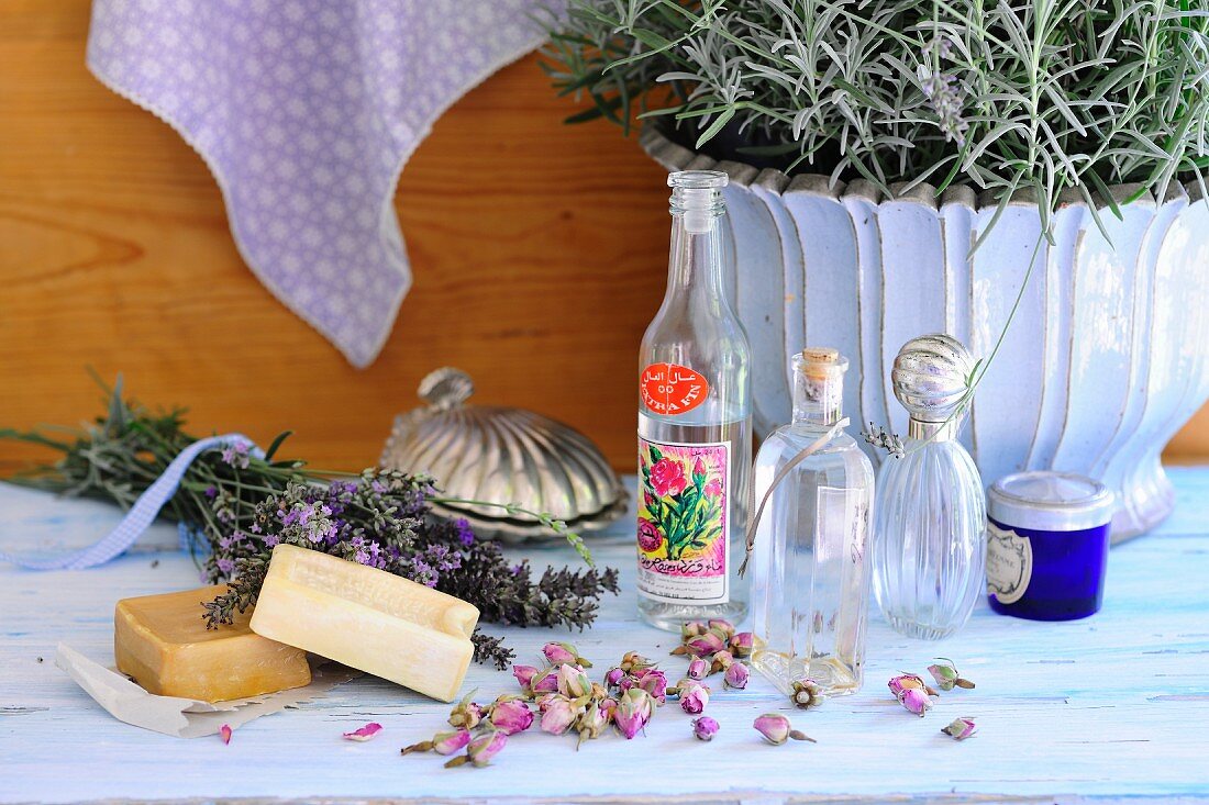 Duftseifen, Lavendelblüten, Rosenknospen und Rosenwasser