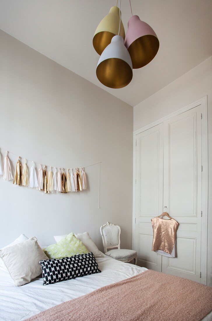 Schlafzimmer mit Accessoires in zarten Farben