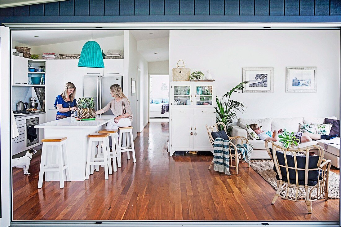 Blick von Terrasse in Wohnraum mit offener Küche und Loungebereich
