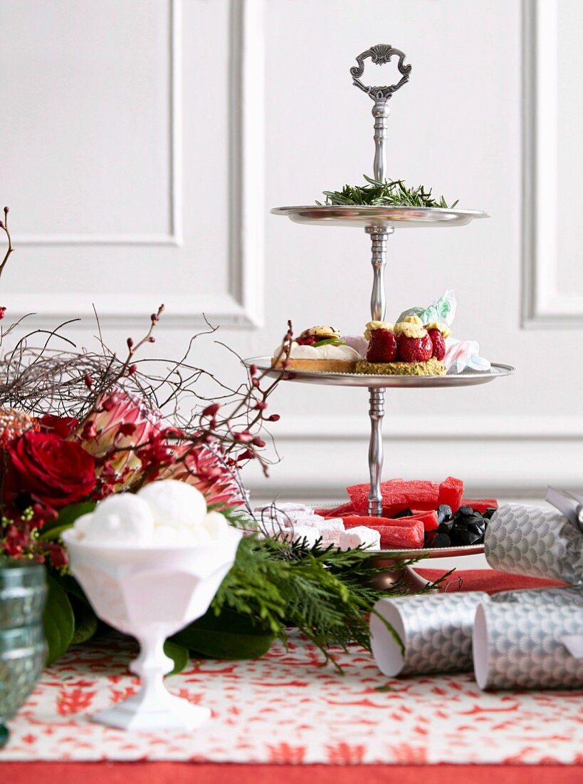 Silber Etagere mit Erdbeertörtchen auf weihnachtlich geschmückten Tisch