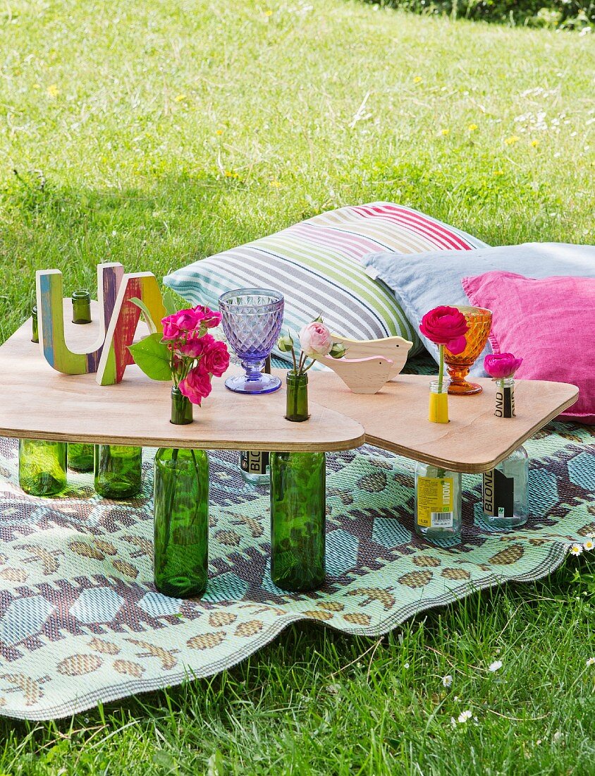 Selbstgebauter Picknicktisch aus Glasflaschen und Holzplatten