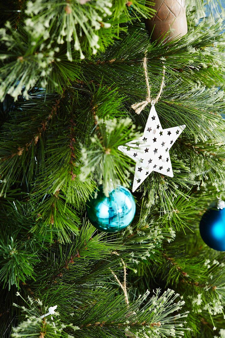 Weihnachtsbaum mit Kugeln und Sternanhänger (Close Up)