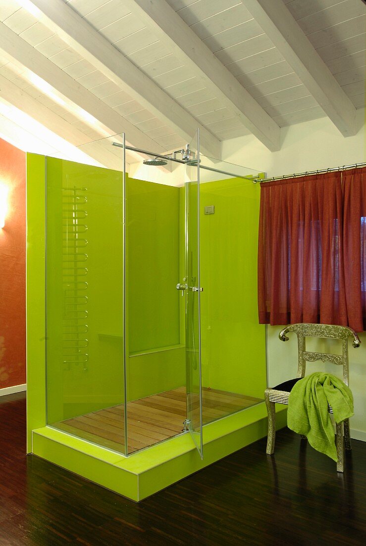 Modernes Badezimmer mit limettengrüner Dusche auf einem Podest
