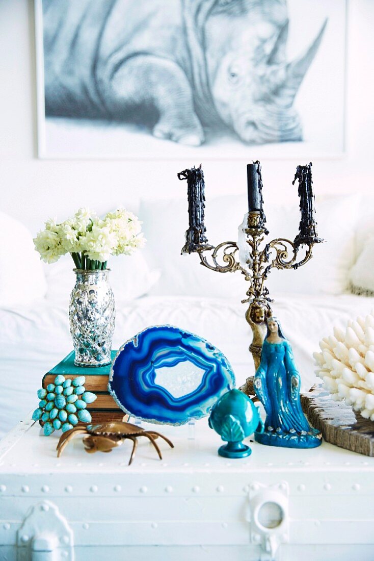 Blau-weißes Stillleben mit Figuren, Kerzenständer und Blumen