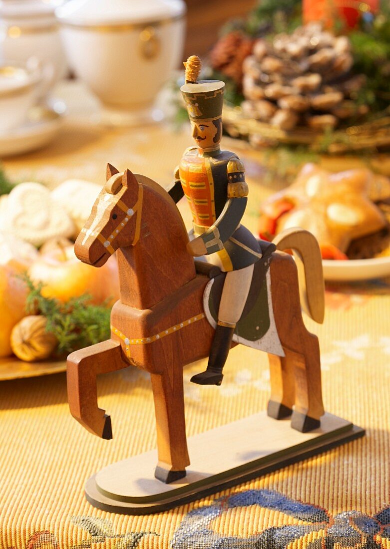 Historisches Weihnachtsspielzeug aus Holz: Ein Soldat auf einem Pferd