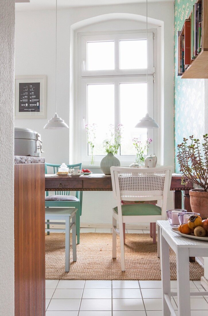 Essplatz in Altbau-Küche mit Vintage-Möbeln